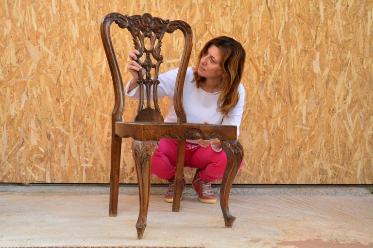 Επάγγελμα: Διασώστρια… επίπλων (PHOTOS)