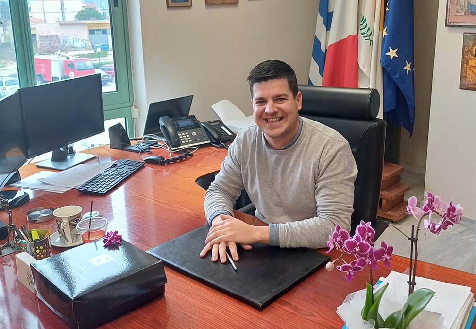 Από ποιους και γιατί ζητάει «εξηγήσεις» ο δήμαρχος Σαρωνικού