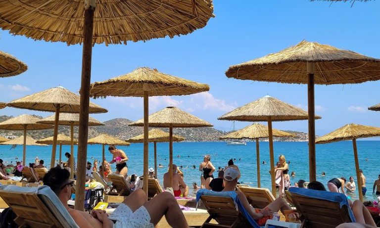Πέντε συλλήψεις ιδιοκτητών καταστημάτων στην Ανάβυσσο για παράνομη κατάληψη παραλίας