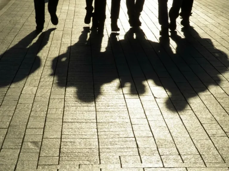 «Θεριακλήδες» οι 16χρονοι στην Ελλάδα: Ποτά, καφές και τζόγος