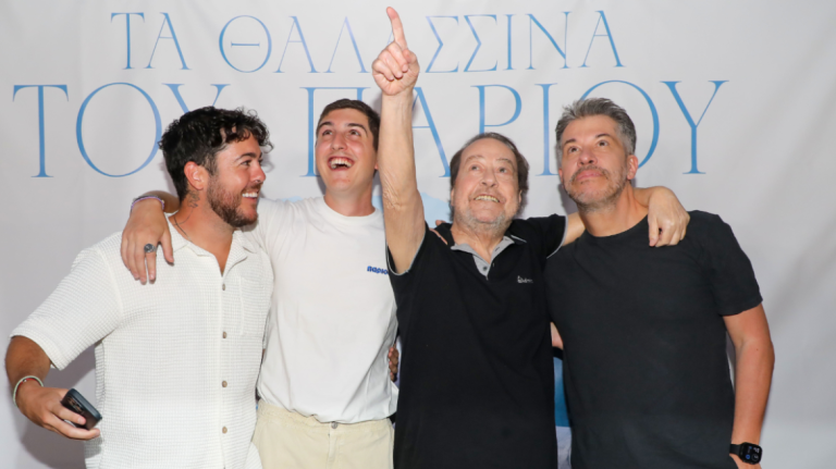 Σπάνια εμφάνιση: Ο Γιάννης Πάριος με τους τρεις γιους του στην παρουσίαση του δίσκου του (Video)
