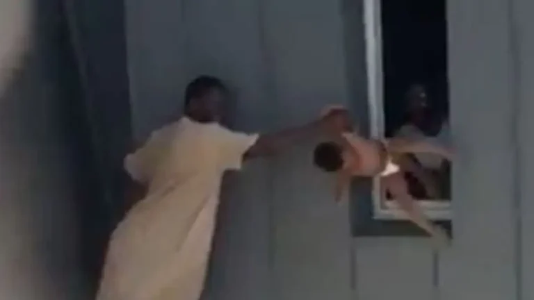 Ήρωας! Άντρας σώζει βρέφη από φλεγόμενη πολυκατοικία με κίνδυνο της ζωής του (video)