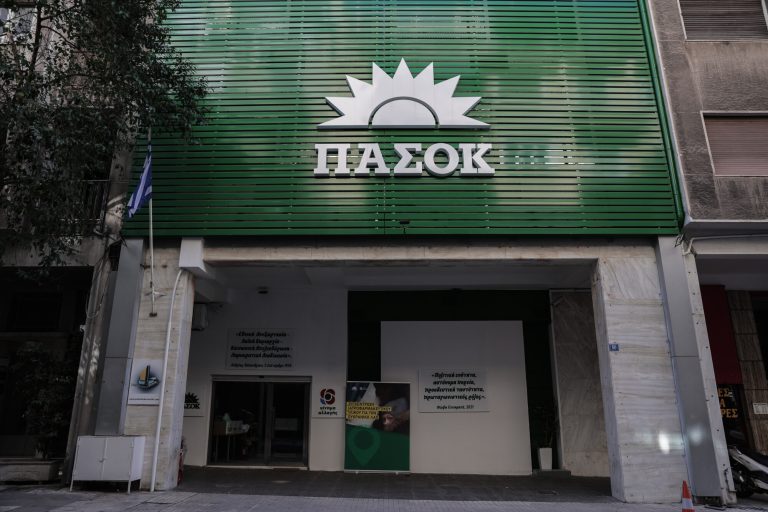 Ο Ανδρέας Παπανδρέου που… πονοκεφαλιάζει τη Χαριλάου Τρικούπη