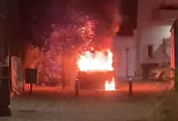 Παρανάλωμα της φωτιάς αυτοκίνητο στην Πάτρα (VIDEO)