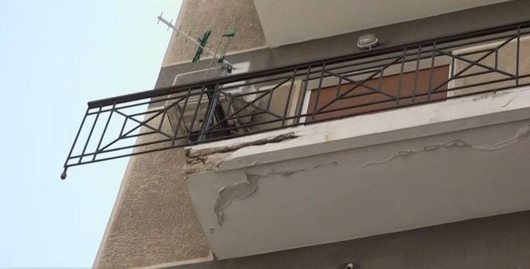 Κατέρρευσε μπαλκόνι σε κεντρικό δρόμο του Πειραιά (video)