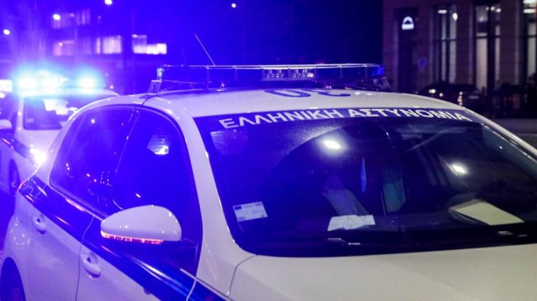 Παραδόθηκαν πατέρας και γιος για την αιματηρή επίθεση σε δύο αδέλφια στη Μεσαρά
