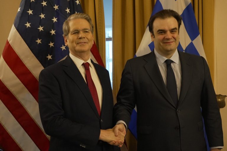 Συνάντηση Πιερρακάκη – Μπέσεντ: Στόχος η περαιτέρω ενίσχυση των οικονομικών δεσμών Ελλάδας – ΗΠΑ
