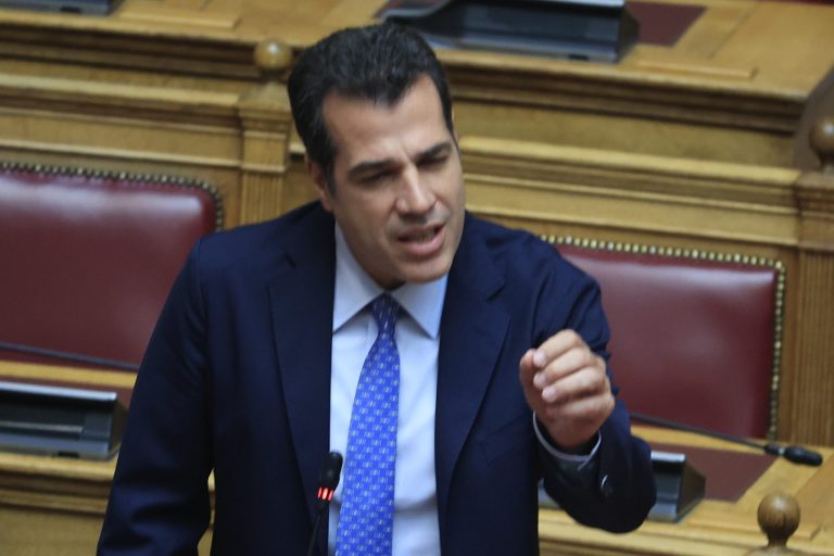 Η κυβέρνηση σφυροκοπεί την αντιπολίτευση για τη στοχοποίηση του Λιμενικού στη Χίο