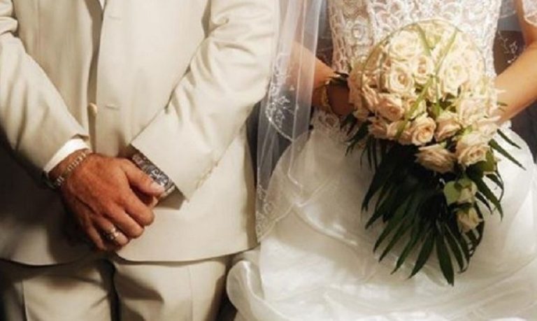 «Ιερά» πακέτα μυστηρίου: Από τελετή σε… επιχείρηση!