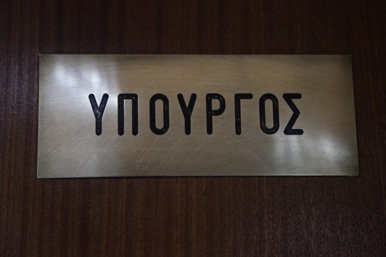 Ο υπουργός που κερδίζει πόντους επειδή… ακούει