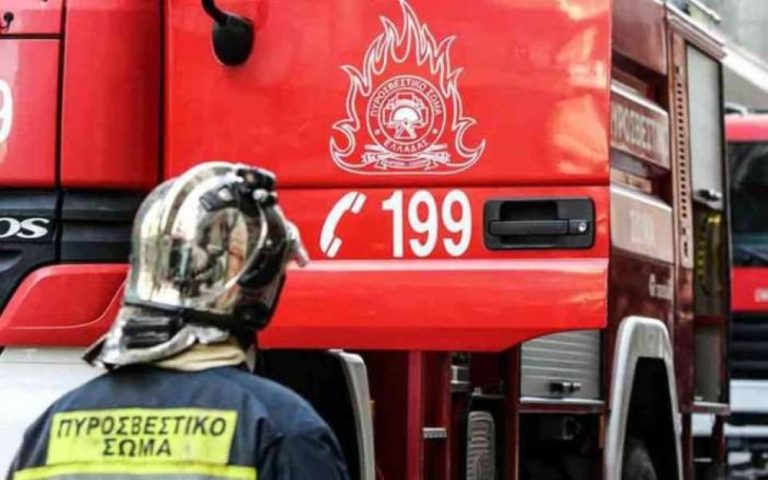 Νέα Σμύρνη: Διαμέρισμα τυλίχθηκε στις φλόγες-Απεγκλωβίστηκε άτομο από την ταράτσα