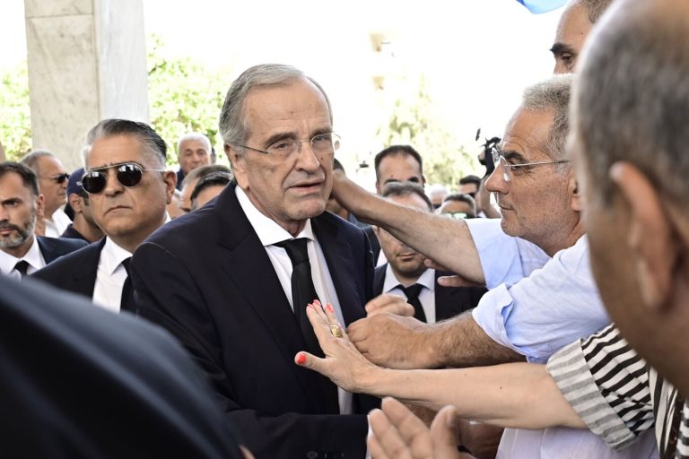 Πλήθος κόσμου και οδύνη στο τελευταίο «αντίο» στην Λένα Σαμαρά (VIDEO & PHOTOS)