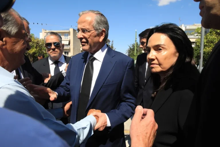 Τραγικές φιγούρες Αντώνης και Γεωργία Σαμαρά στο μνημόσυνο της Λένας (PHOTOS)