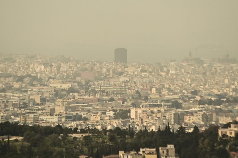 Εβδομάδα με σκόνη από τη Σαχάρα σε όλη τη χώρα – Πότε θα κορυφωθεί το φαινόμενο