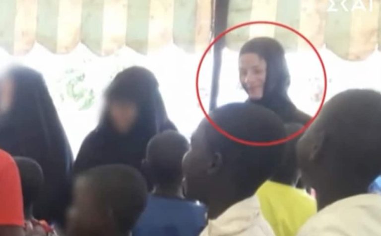 Η γλυκιά στιγμή της Λιονάκη στην Κένυα με παιδάκια που χορεύουν γύρω της (video)