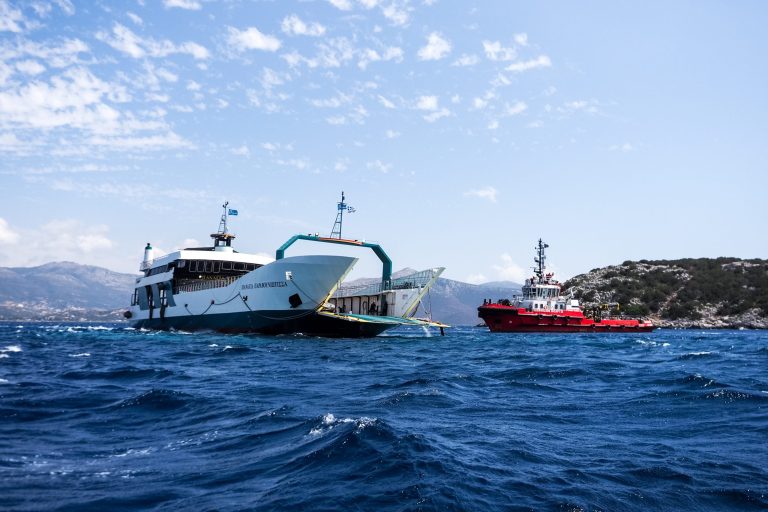 Μηνύσεις ετοιμάζουν οι επιβάτες του φέρι μποτ που προσάραξε στα Νέα Στύρα