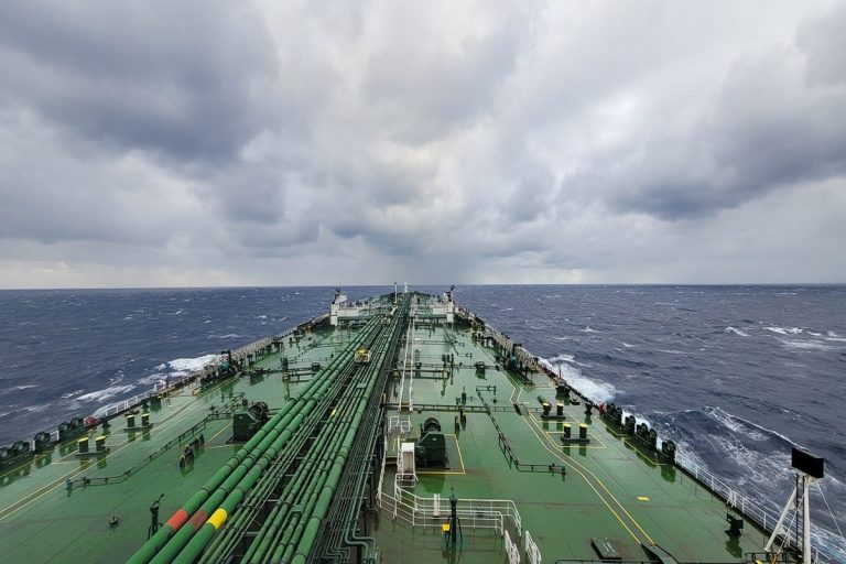 Εκρηκτική άνοδος στα ναύλα λόγω Ορμούζ – Συμφωνία ορόσημο για Όμιλο Αγγελικούση