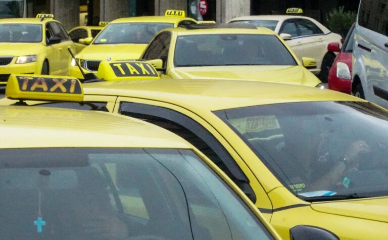 Ταξιτζήδες παίζουν ξύλο στο Μοναστηράκι για τις «καλές» κούρσες (video)
