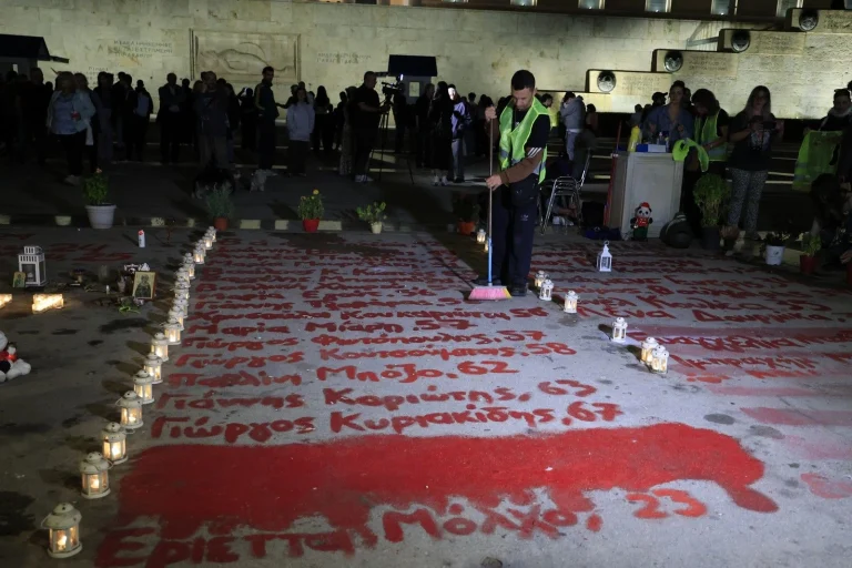 Δράση καθαρισμού από την ομάδα «Μέχρι τέλους» στο μνημείο για τα Τέμπη στη Βουλή