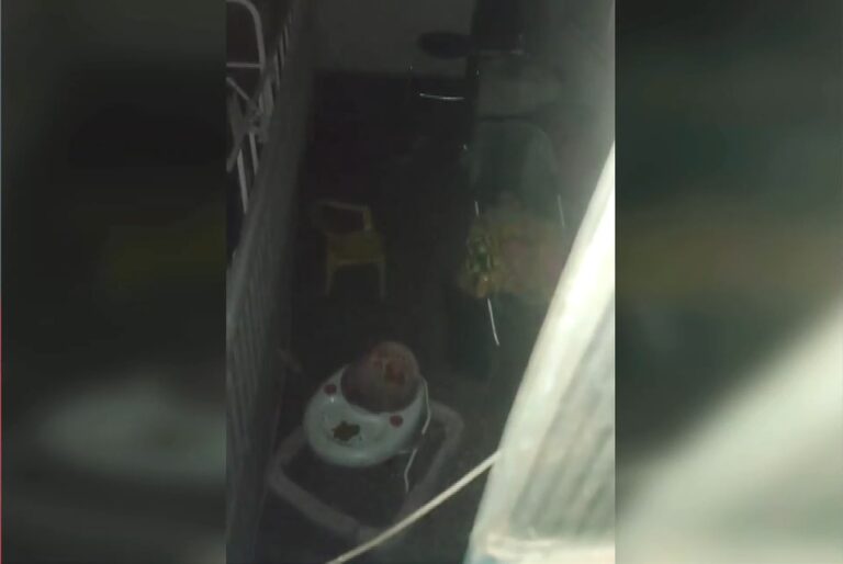 «Το μωρό στο μπαλκόνι έκλαιγε εξαιτίας του αστυνομικού!» (VIDEO)