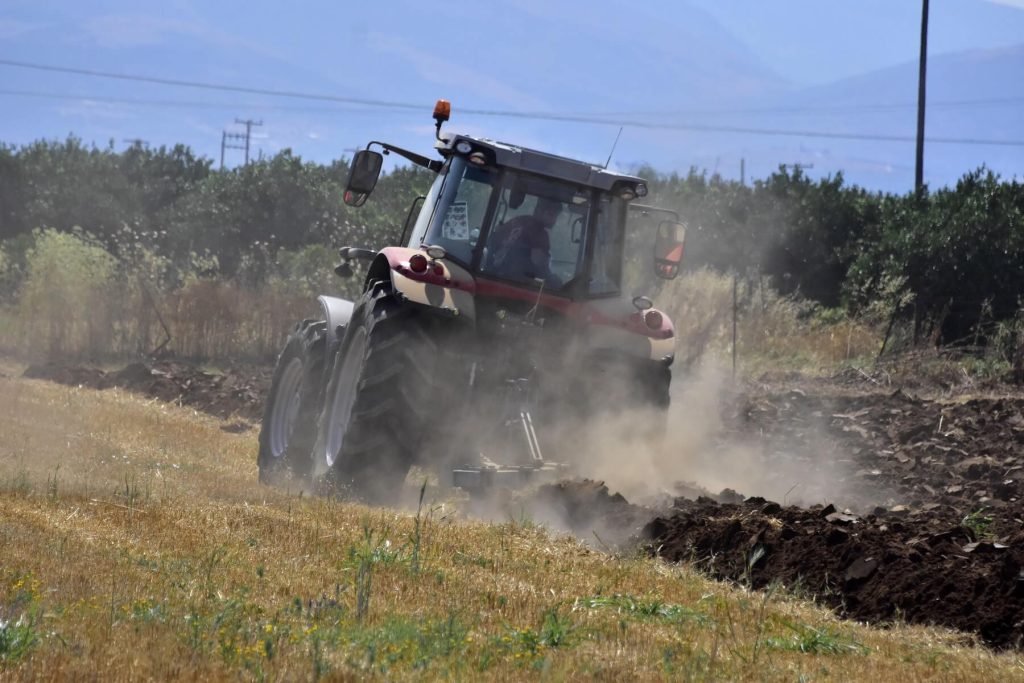 Αγρότης στη Νεμέα καταπλακώθηκε από τρακτέρ 