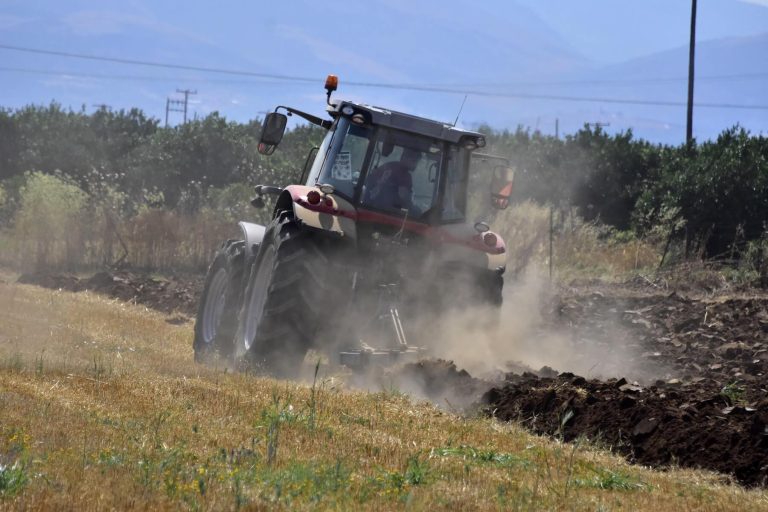 Αγρότης στη Νεμέα καταπλακώθηκε από τρακτέρ 