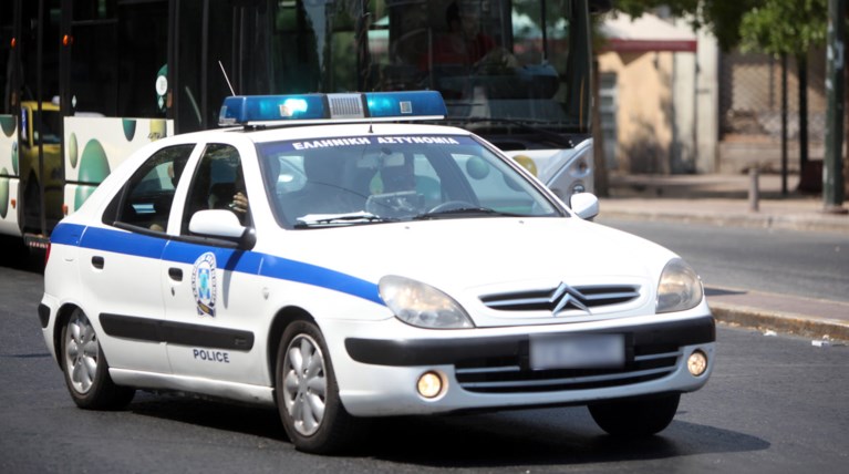 Σαλαμίνα: Περιπολικό παρέσυρε και τραυμάτισε 12χρονη – Διατάχθηκε ΕΔΕ (video)
