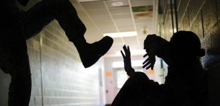 Καλλιθέα: Δύο ανήλικοι δέχθηκαν επίθεση από δέκα νεαρούς
