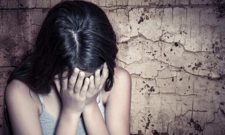 Απίστευτο! Τη μαστίγωνε ο νονός της και τον αποκαλούσε… «μπαμπά»!