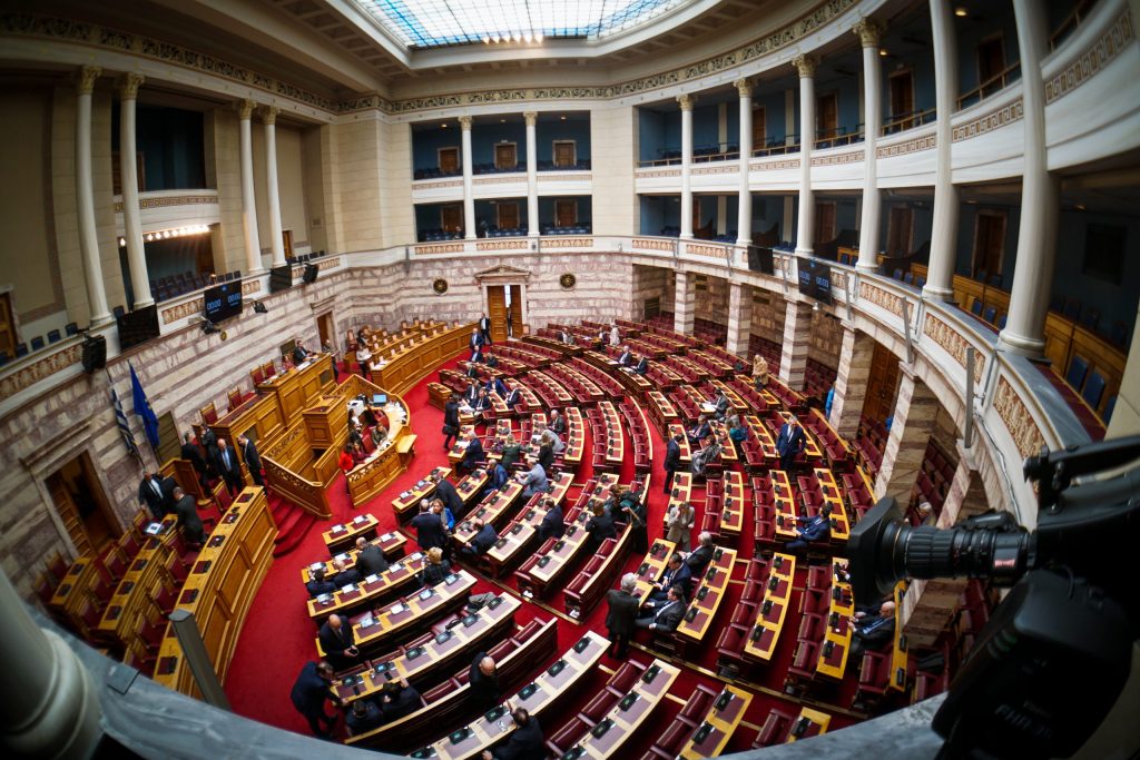 Νέα δικογραφία στη Βουλή για τα Τέμπη μετά από μήνυση συγγενών και πολιτών