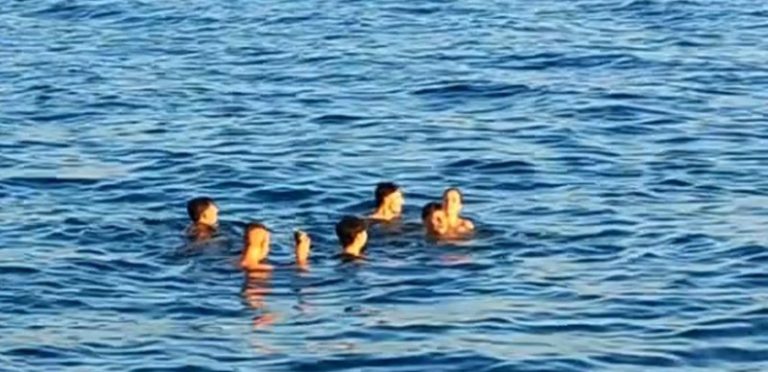 Τόλμησαν και έκαναν τη βουτιά τους στον… θερμαϊκό! (video)