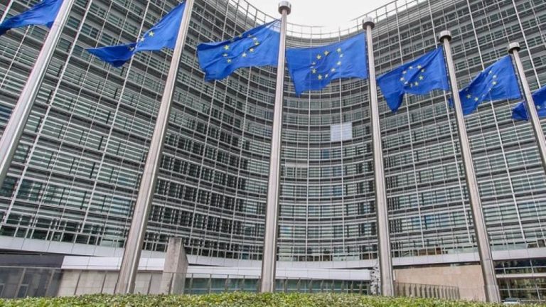 Βρυξέλλες: Πράσινο φως για «πακέτο» 400 εκατ. ευρώ στην καθαρή βιομηχανία