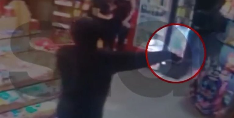 Ληστής με μαχαίρι «χτυπά» μίνι μάρκετ στον Βύρωνα (VIDEO)