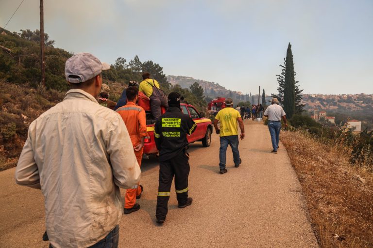 Επίγεια και εναέρια μάχη με τα 5 μέτωπα της πύρινης κόλασης στη Χιο – Ενισχύσεις φτάνουν στο νησί