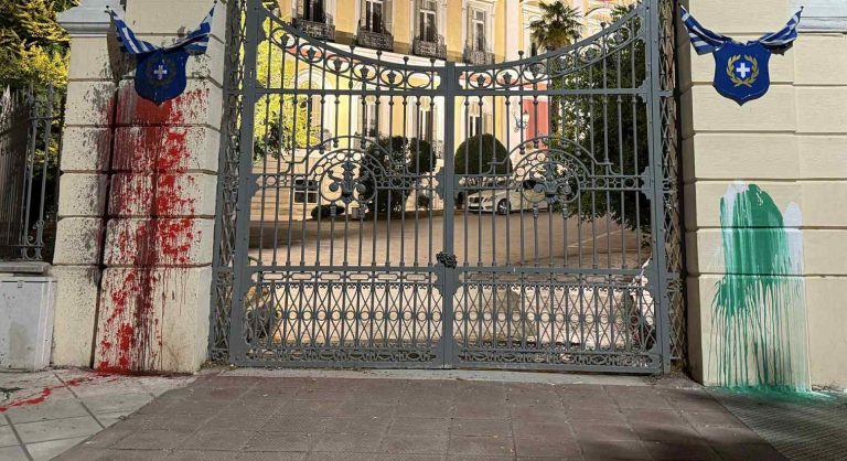 «Έλουσαν» με μπογιές το Υπουργείο Μακεδονίας-Θράκης (PHOTOS)