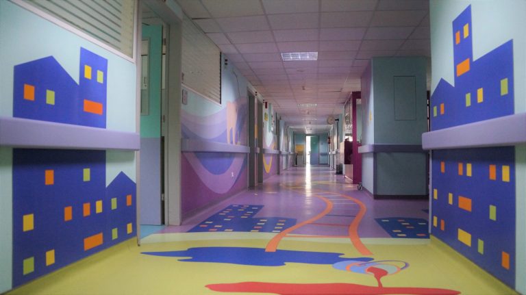 Μυστήριο με μώλωπες σε βρέφος 9 μηνών – Τι ισχυρίζονται γιατρός και γονείς