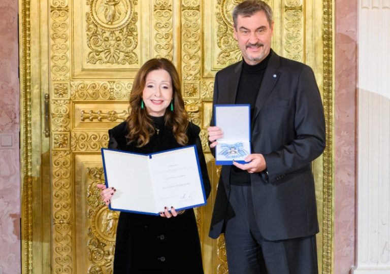 Λαμπρή νύχτα δόξας για τη Βίκυ Λέανδρος στο Μόναχο- Βραβεύτηκε με το παράσημο του Τάγματος Αξίας