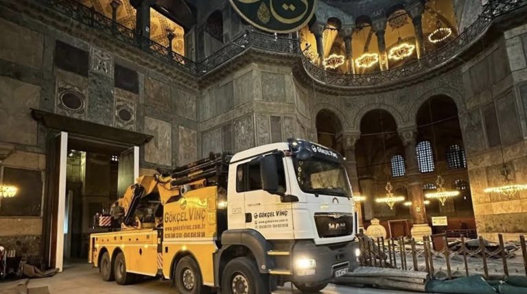 Παγκόσμια ανησυχία για την Αγία Σοφία: Γερανός και βαρέα φορτηγά εντός του ιστορικού ναού (Photo)