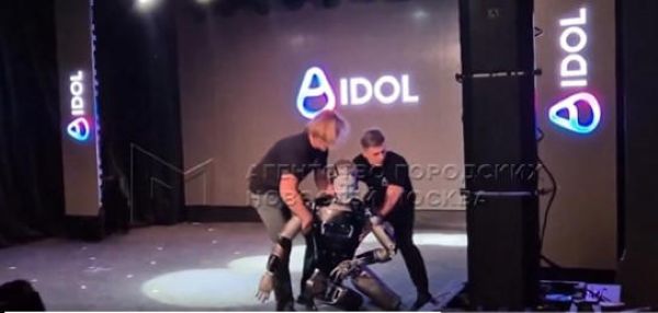 AIDOL: Κατέρρευσε στην πρεμιέρα του το ρωσικό ανθρωποειδές (video)
