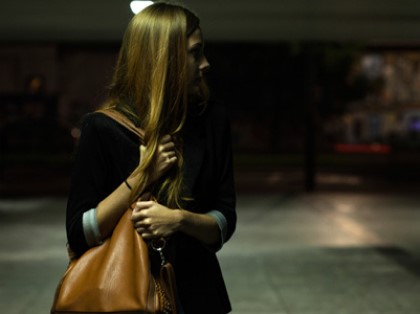 Ερευνα της ΔΕΗ ρίχνει φως στην αλήθεια: 8 στις 10 γυναίκες φοβούνται να κυκλοφορήσουν βράδι