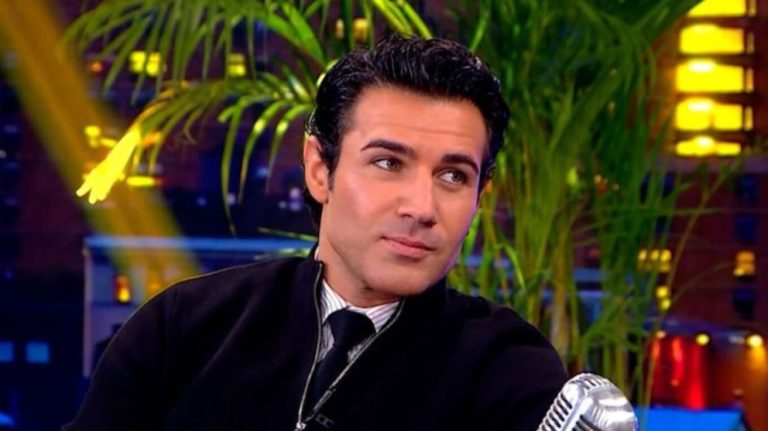 Ο Πέτρος Ιακωβίδης έγινε τραγουδιστής λόγω Τόλη Βοσκόπουλου (Video)