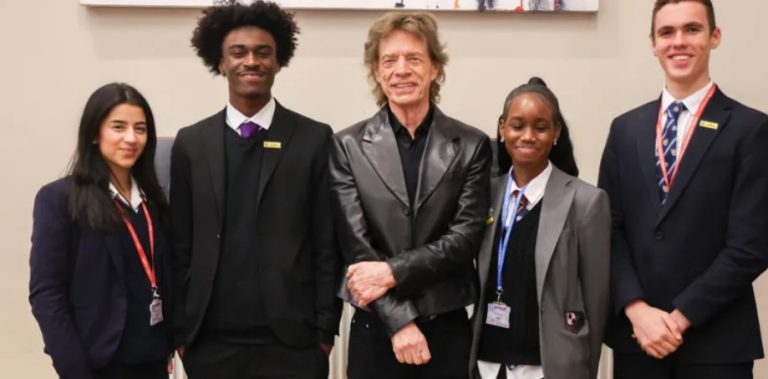 Εμφάνιση «έκπληξη» του Μικ Τζάγκερ στο παλιό του σχολείο! (Video)