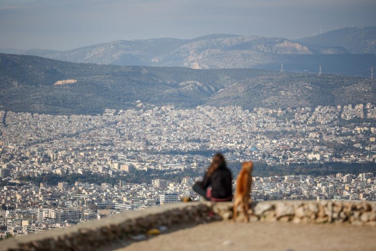 Καιρός: Ηλιοφάνεια με αραιές νεφώσεις σε όλη τη χώρα τη Δευτέρα
