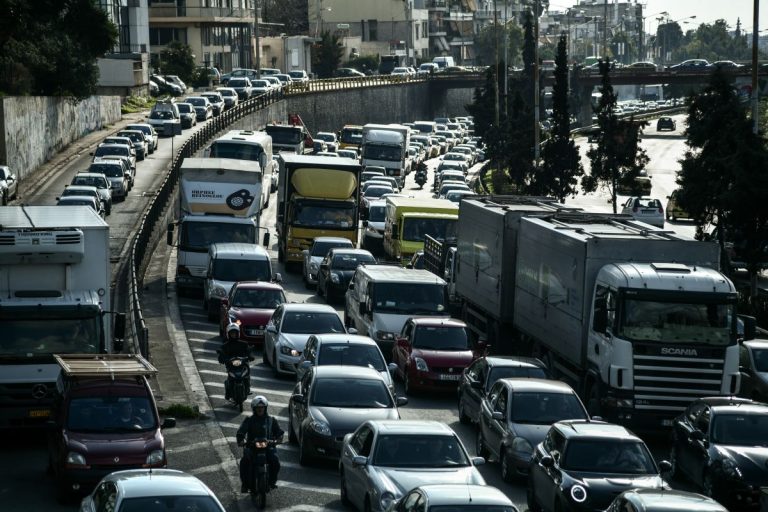Χιλιόμετρα από ακινητοποιημένα οχήματα σε Κηφισό, Λ. Κηφισίας και Μεσογείων από τη στάση εργασίας της ΣΤΑΣΥ