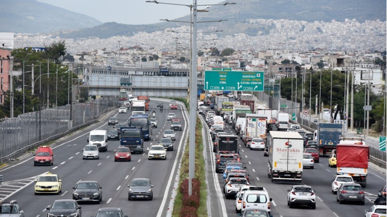Κηφισίας: Μοτοσικλέτα παρέσυρε πεζό – Προβλήματα στην κυκλοφορία