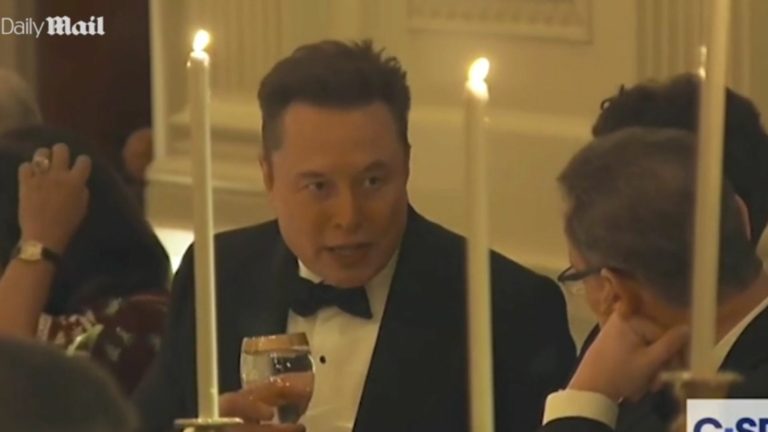 Μετά τον παγκόσμιο σάλο ο Έλον Μασκ αποκαλύπτει τι ρώτησε τον Άλμπερτ Μπουλά (Video)