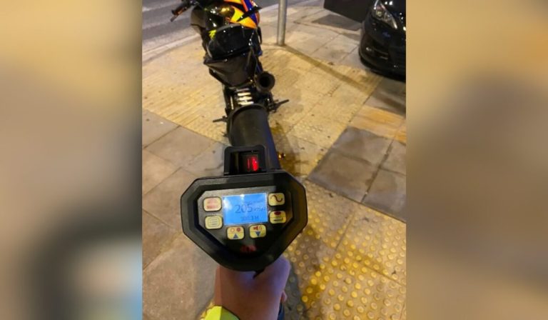 Οδηγός μοτοσικλέτας χωρίς δίπλωμα «έτρεχε» με 205 χλμ στη Λεωφόρο Μαραθώνος
