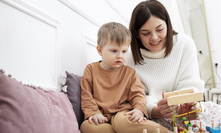 ΕΣΠΑ: 56 εκατ. ευρώ για την επέκταση της δράσης «Νταντάδες της γειτονιάς»