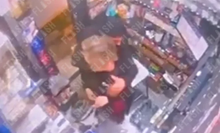 Ανήλικος απειλεί να στραγγαλίσει γυναίκα σε περίπτερο για να τη ληστέψει! (VIDEO)