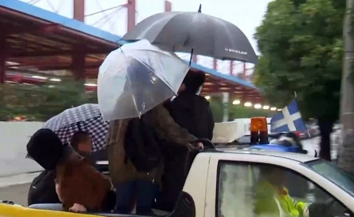 Μοσχάτο: Οι πλημμύρες αναγκάζουν τους κατοίκους να μετακινούνται… σε καρότσα. αγροτικού